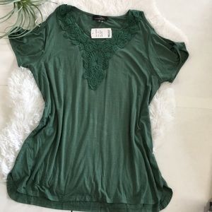 Suzanne Betro NWT Cold Shoulder green Top size Medium
